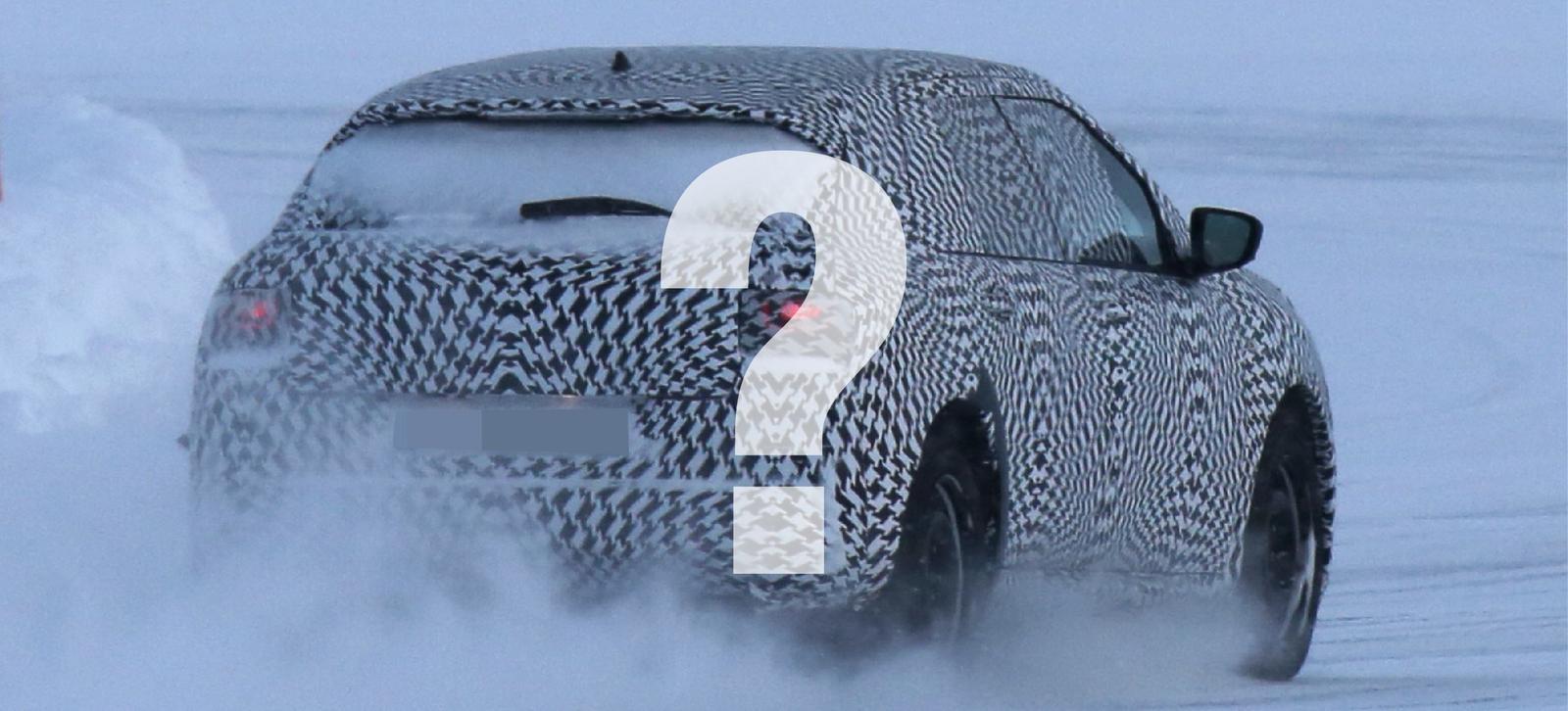 En bil kör på en snöig väg. (AI text)