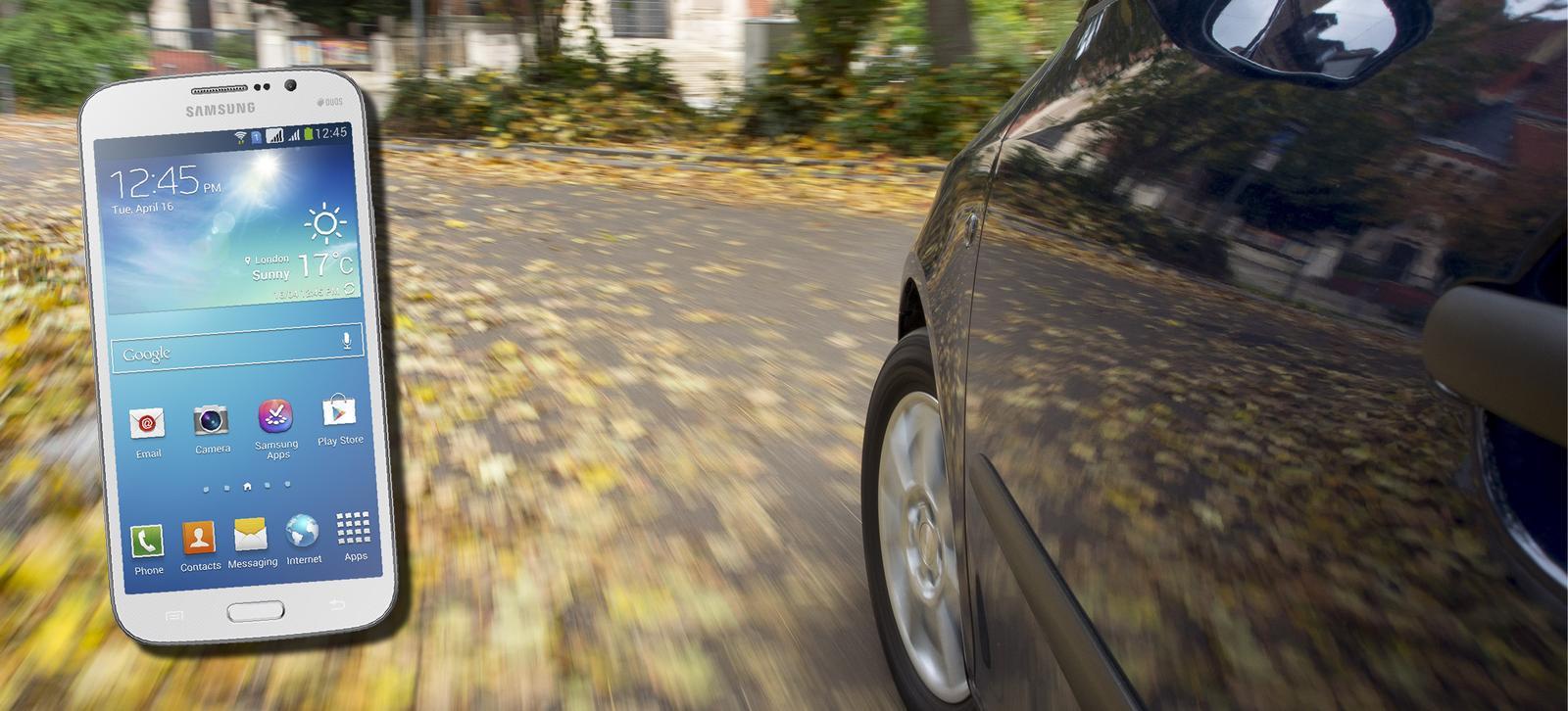 En bil med en mobiltelefon på vindrutan. (AI text)