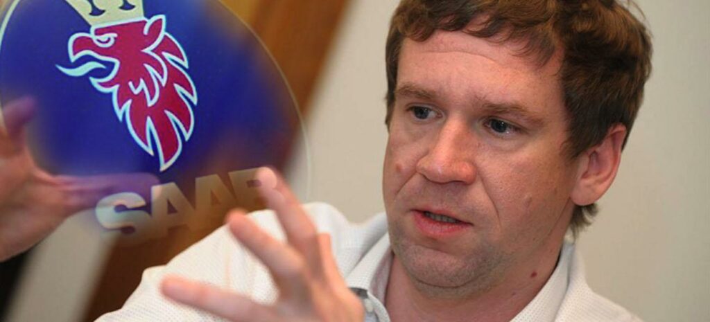 En man håller en Samsung-logotyp. (AI text)