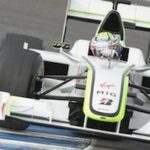 En racerbil kör längs en bana. (AI text)