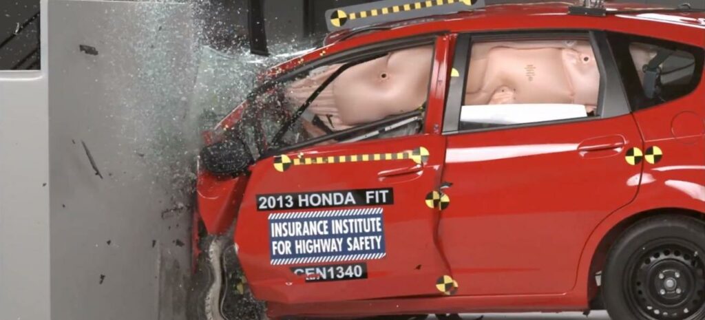 En bil får på eget initiativ smäll så hårt i en mur att den stannar upp. (AI text)