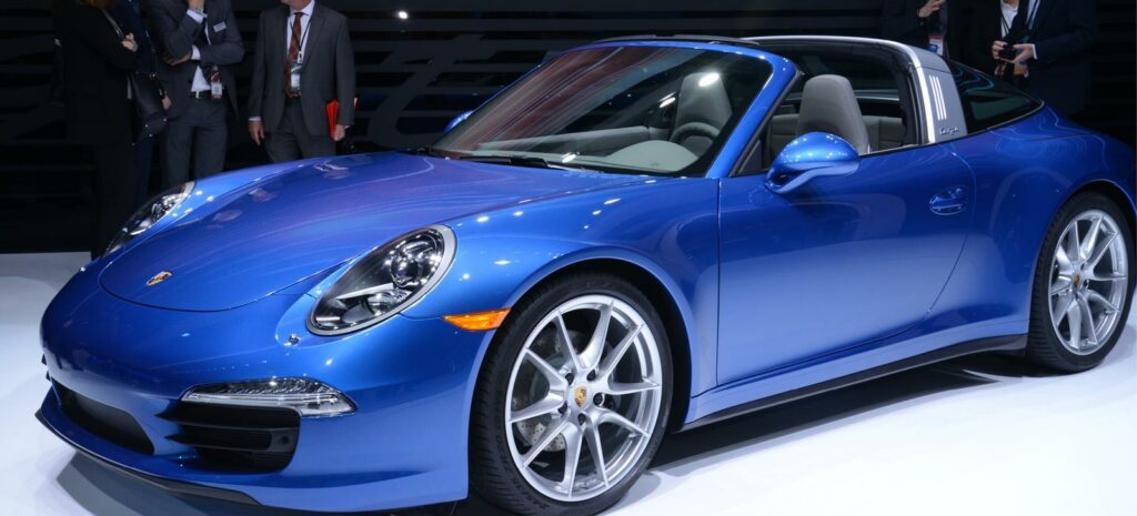 En blå Porsche 911 Targa visades upp på Detroit Auto Show. (AI text)