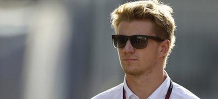 En racerkörare i solglasögon (AI text)