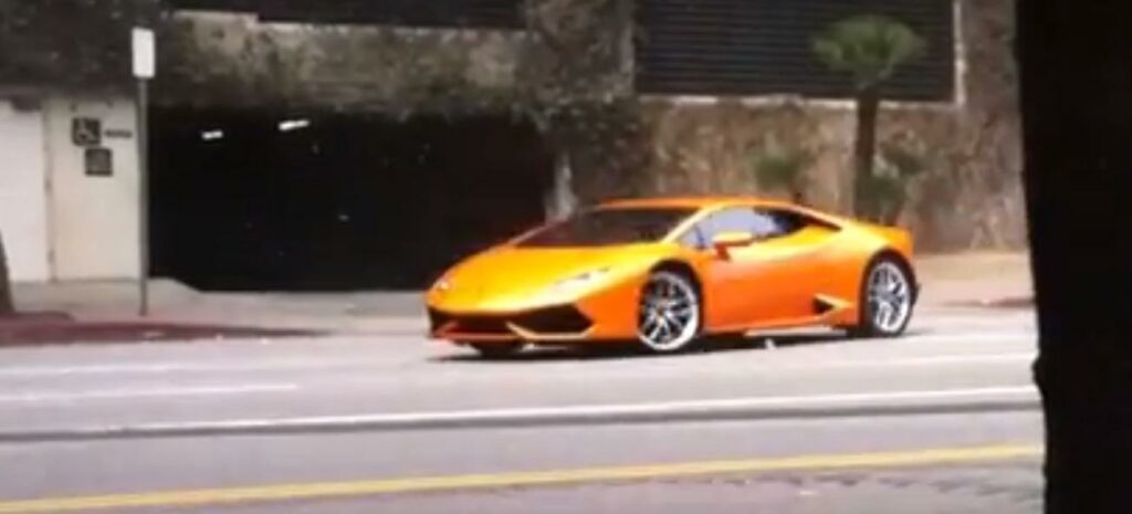 En Lamborghini Huracán parkerad i en parkeringsplats. (AI text)
