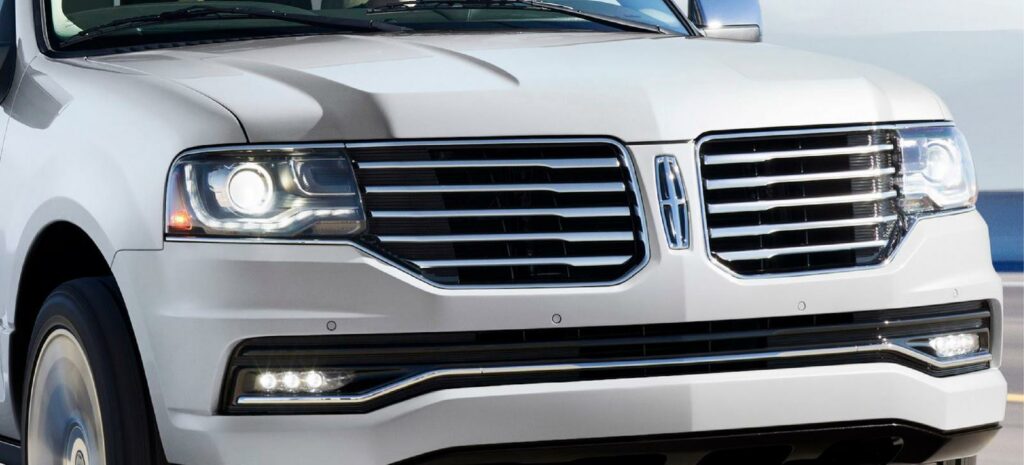 Den 2019 års Lincoln Navigator står parkerad vid vägkanten. (AI text)