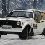 En Ford Escort kör genom snön. (AI text)