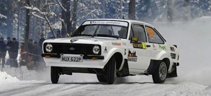 En Ford Escort kör genom snön. (AI text)
