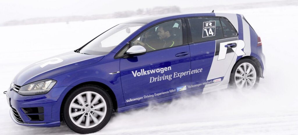 En Volkswagen Golf R körande på snö. (AI text)