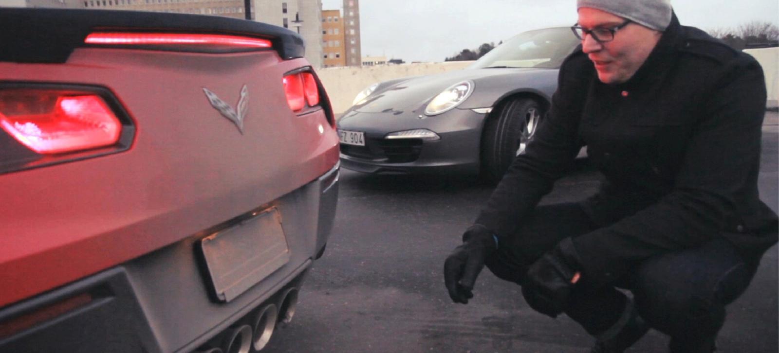 En man knäler ner bredvid en röd Chevrolet Corvette Stingray. (AI text)