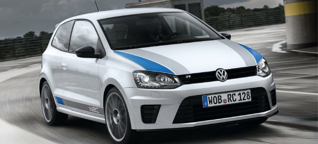 En vit Volkswagen Polo R kör på en racerbana. (AI text)