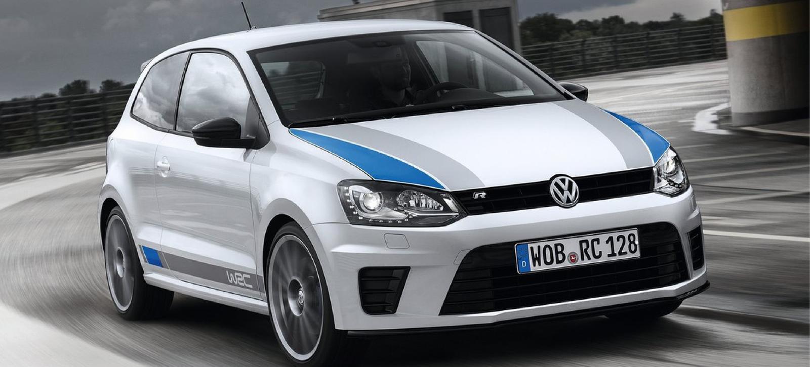 En vit Volkswagen Polo R kör på en racerbana. (AI text)