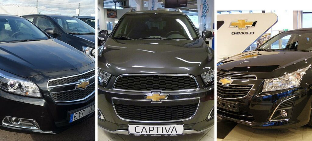 En grupp bilar i en showrum (AI text)