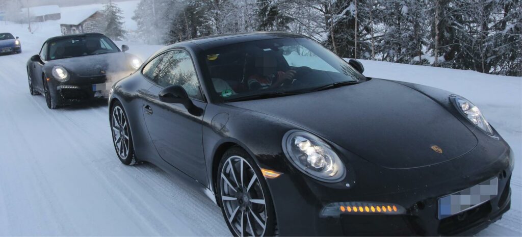 En svart Porsche 911 GTS kör i snön. (AI text)