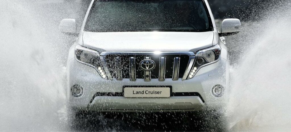 En vit SUV kör genom en storm. (AI text)