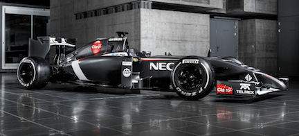 En F1-bil står parkerad i garaget. (AI text)