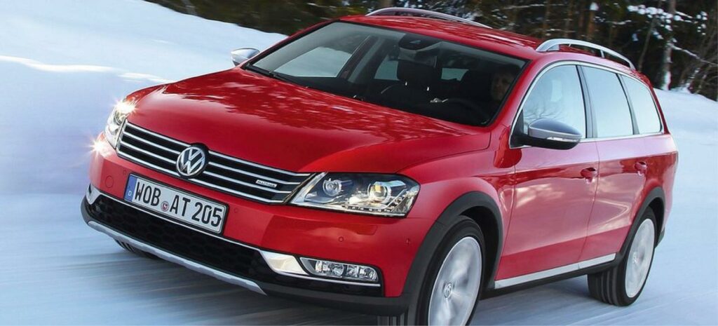En röd Volkswagen-terrängbil kör genom snön. (AI text)
