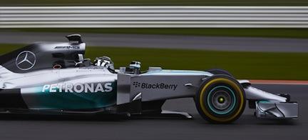 Mercedes F1-bil i aktion under en träningssession. (AI text)