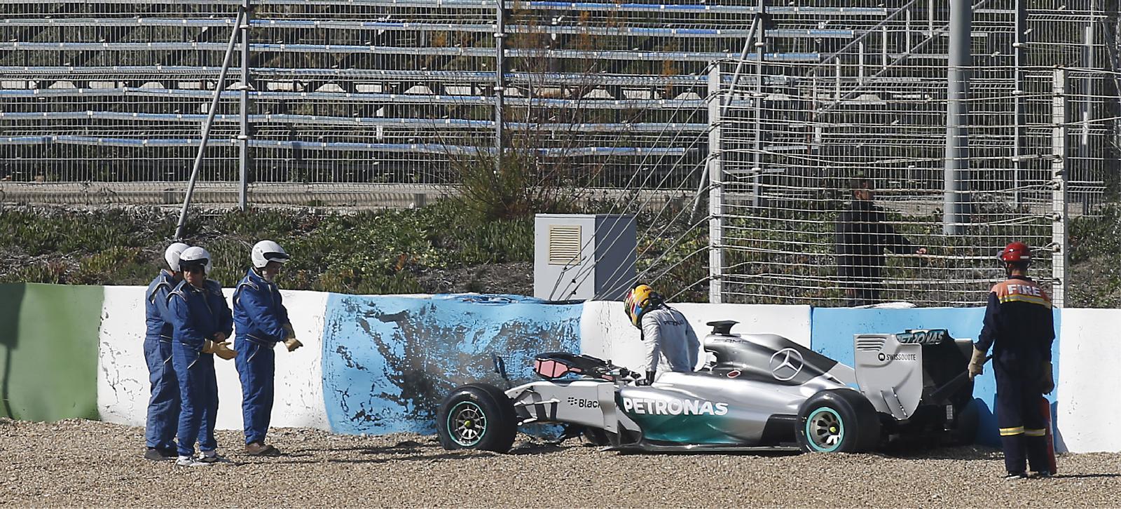 En Mercedes-Benz GTC kraschade in i banans vägg under loppet. (AI text)