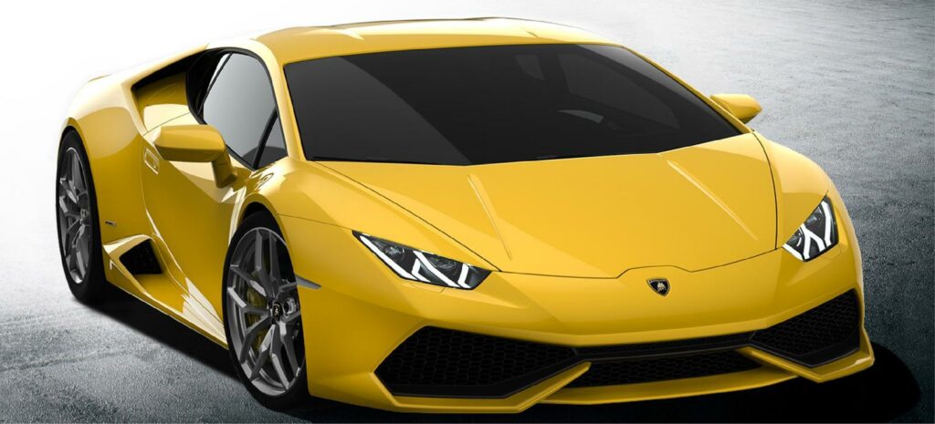 En gul sportbil i en mörk rum. (AI text)