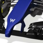 En blå och vit racerbil med en gult streck (AI text)