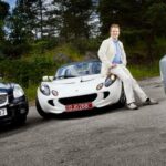 En man står bredvid en bil. (AI text)