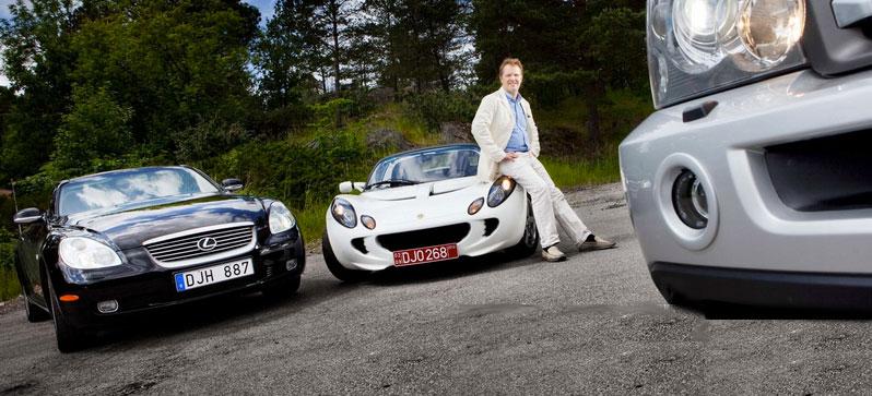 En man står bredvid en bil. (AI text)