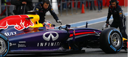 Red Bull-racingbil repareras av en mekaniker. (AI text)