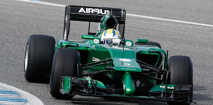 En grön formelbil kör på en bana. (AI text)