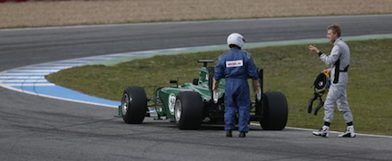 En racebil står stilla på en racerbana. (AI text)