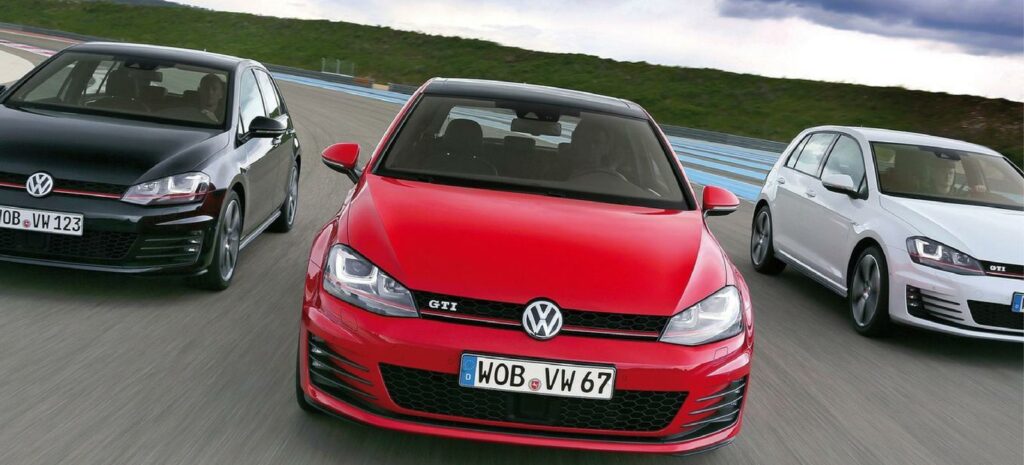 Volkswagen Golf R är en kompakt bil. (AI text)