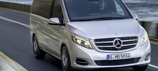 En Mercedes-Benz V-klass kör på vägen. (AI text)