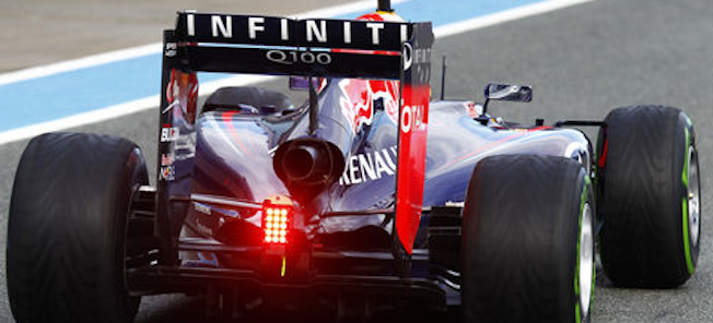 Rött Bull-racingbil kör på en bana. (AI text)