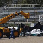 En Mercedes F1-bil lyfts av en kran. (AI text)