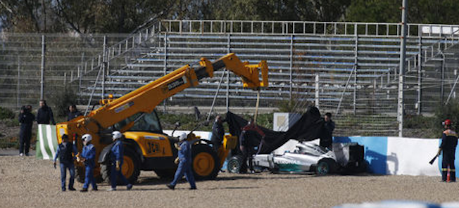 En Mercedes F1-bil lyfts av en kran. (AI text)