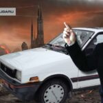 En man i kostym klär sig för att framstå som seriös och professionell. En bil symboliserar både bekvämlighet och status. Tillsammans bildar de en bild av framgång och framsteg. (AI text)