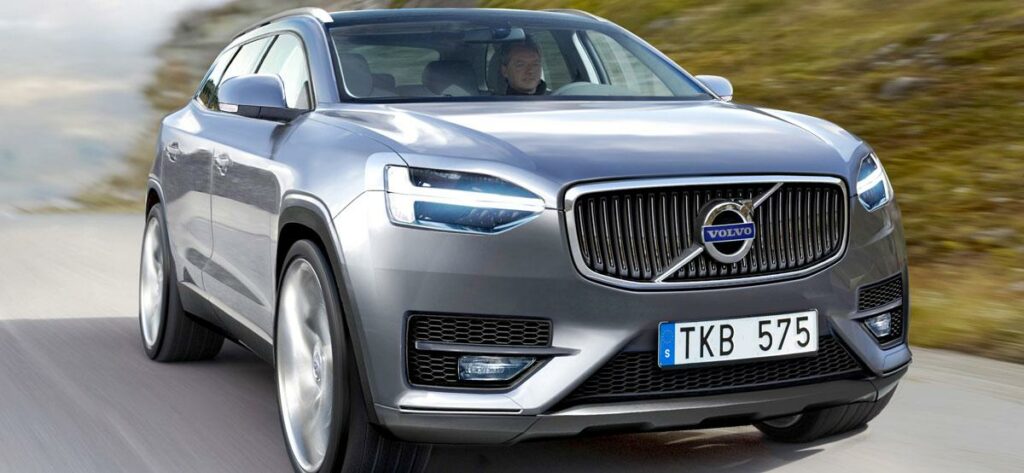 Volvo XC90, en större SUV, kör längs en lantlig väg. (AI text)