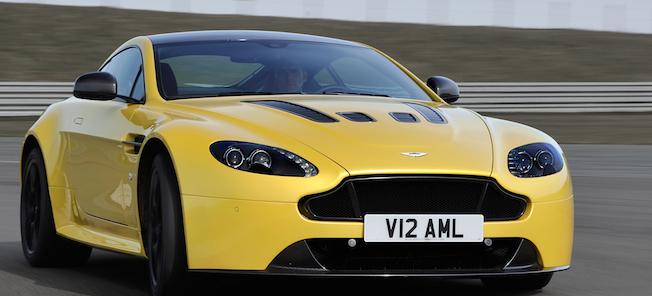 En gul Aston Vantage GT kör på ett racerbana. (AI text)