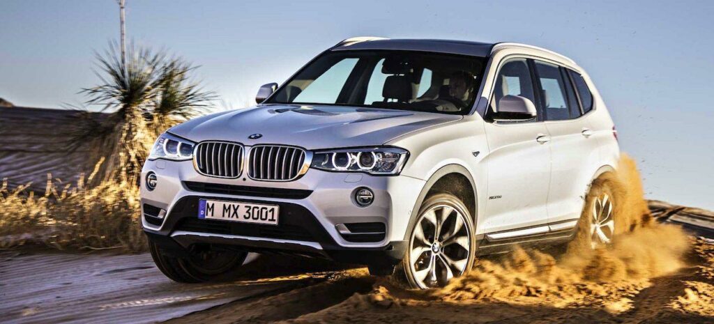 BMW X3 kör på en grusväg (AI text)