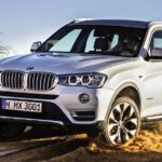 BMW X3 kör på en grusväg (AI text)