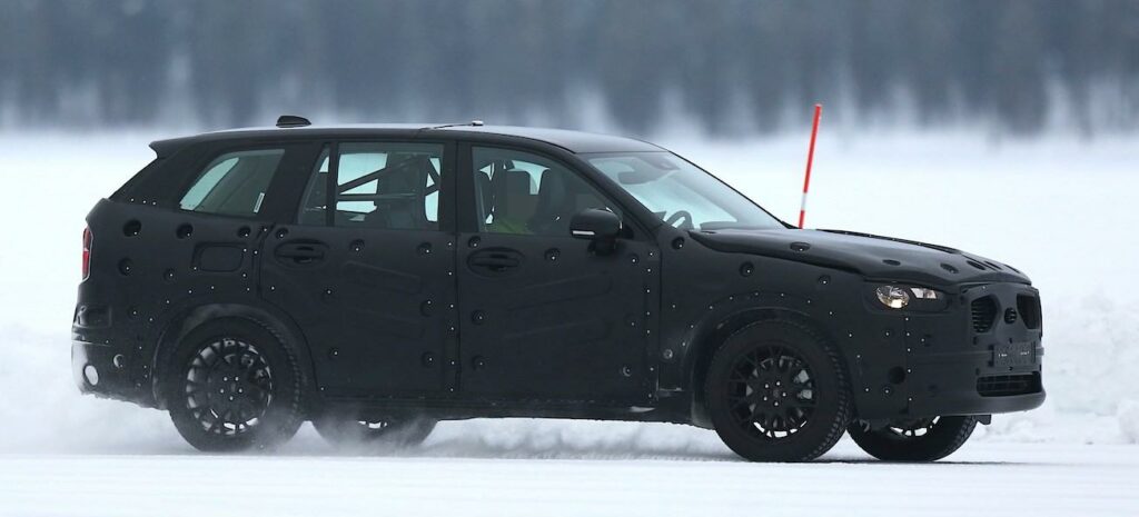 BMW X5 xDrive40d spådd i snön (AI text)