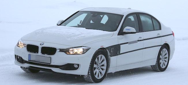 BMW 3-serien kör genom snö. (AI text)