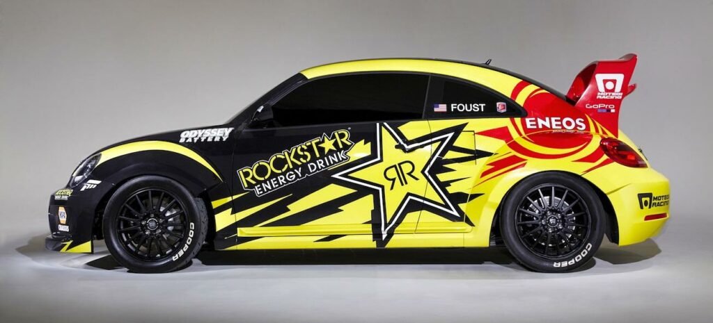 En Volkswagen Käfer med ett gult och svart stjärnmönster. (AI text)