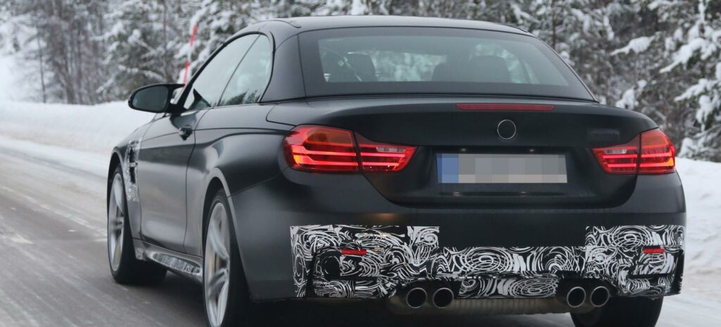 BMW M4 coupén kör nerför vägen. (AI text)