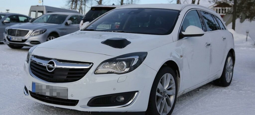 En vit Opel i snön (AI text)