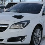 En vit Opel i snön (AI text)