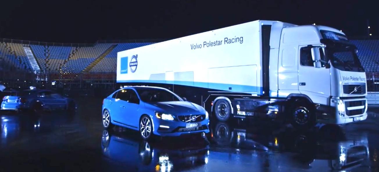 En lastbil och en bil i en parkeringsplats. (AI text)