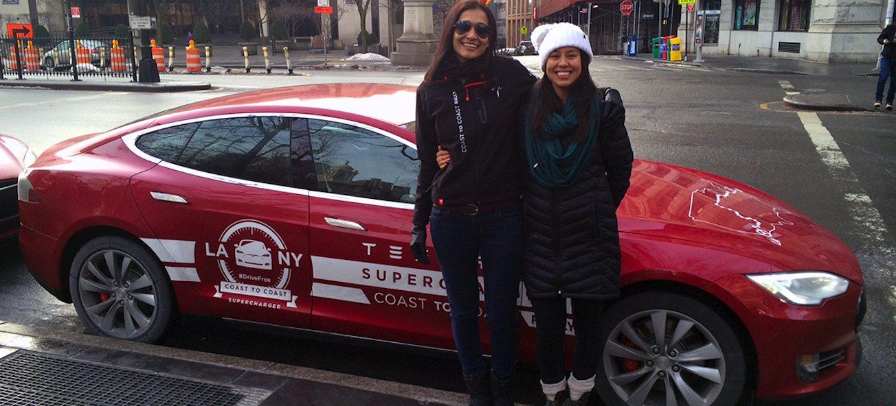 Två personer står bredvid en röd Tesla Model S. (AI text)