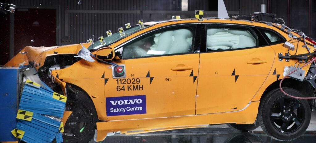 Volvo V40 SC-kraschtest (AI text)