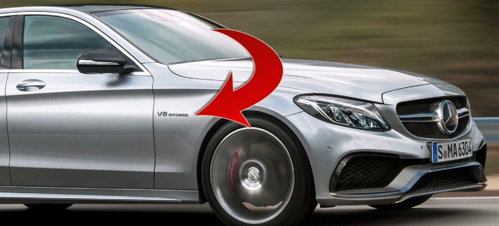 Mercedes-Benz E-sedan kör längs vägen. (AI text)