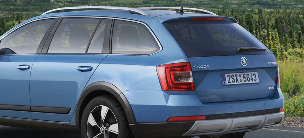 En blå Skoda SUV kör nedför en väg. (AI text)